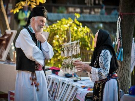 Meşteri populari, ansambluri folclorice şi produse din gastronomia locală - la Târgul de Sfântul Dumitru de la Muzeul Satului