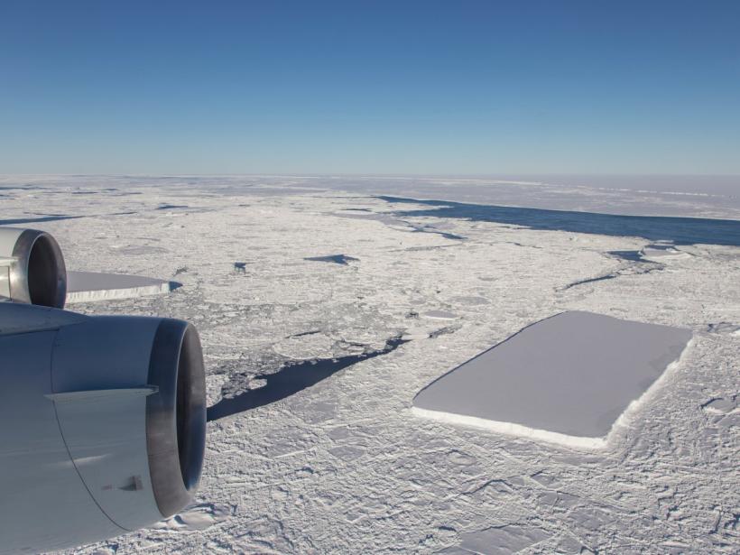 Oamenii de știință de la NASA au fotografiat un iceberg dreptunghiular