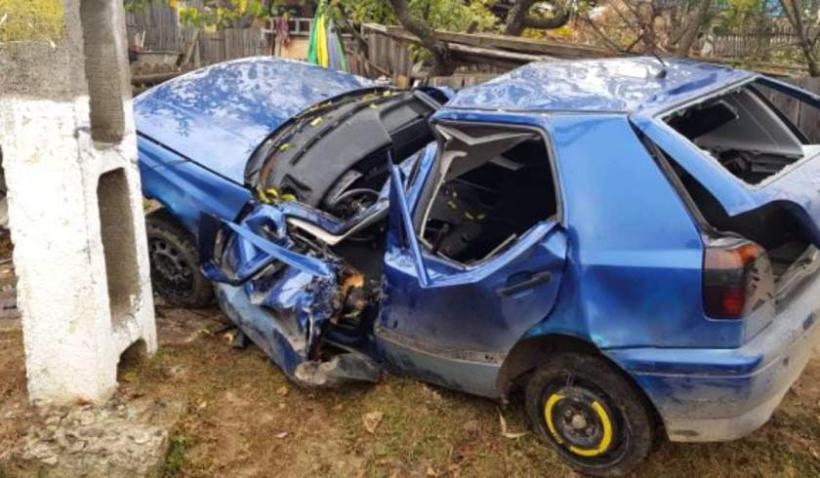 Accident GRAV în Suceava. Un tânăr de 17 ani a murit într-o maşină strivită între un stâlp şi un gard