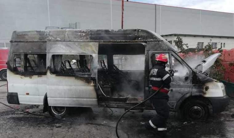 Alertă în Neamţ! Un microbuz plin cu pasageri a luat foc în mers