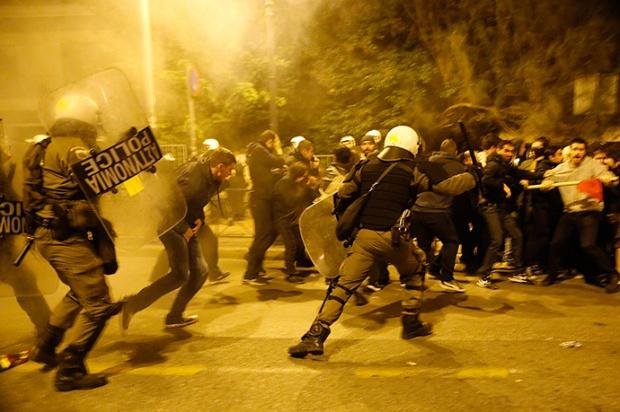 Grecia: Ciocniri între studenţi şi poliţie în centrul Atenei