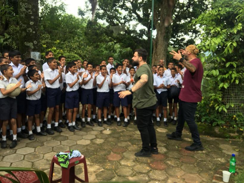 CRBL și Oase – demonstrație de kendama pentru elevii unui colegiu din Sri Lanka