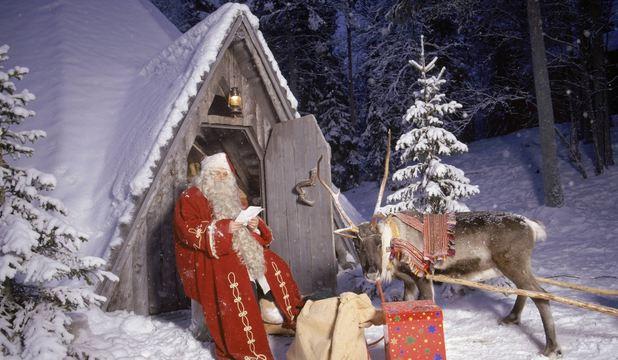 Pregătiri de sărbători în Laponia: Moş Crăciun şi-a făcut vaccinul antigripal şi a început recrutarea elfilor