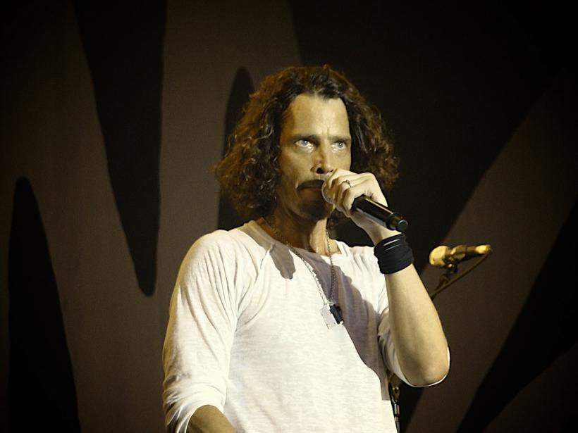 Familia cântărețului Chris Cornell, care s-a sinucis, l-a dat în judecată pe medicul acestuia