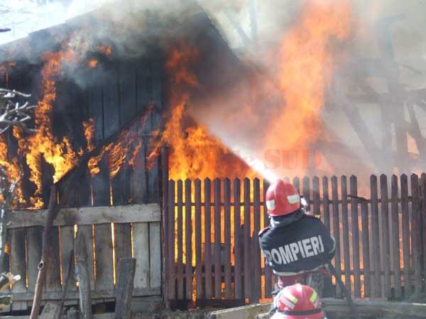 Două incendii la case, produse aproape simultan în  Bistriţa-Năsăud. Un bărbat a murit carbonizat