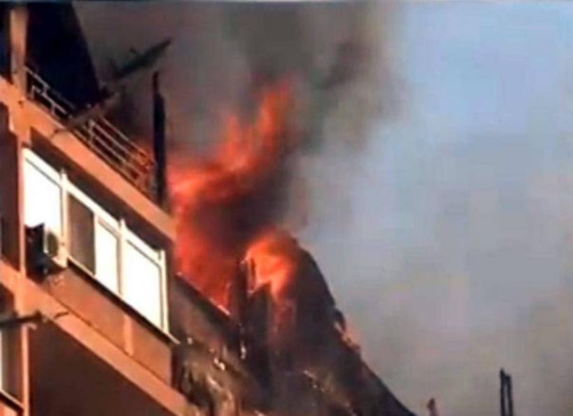Iaşi: Trei persoane rănite într-un incendiu izbucnit la etajul patru al unui bloc
