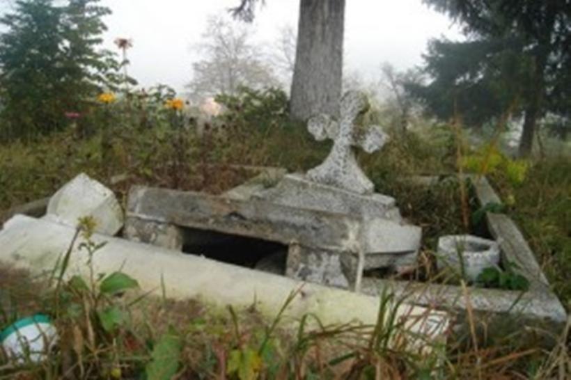 Incident revoltător la Satu Mare: Peste 50 de morminte profanate