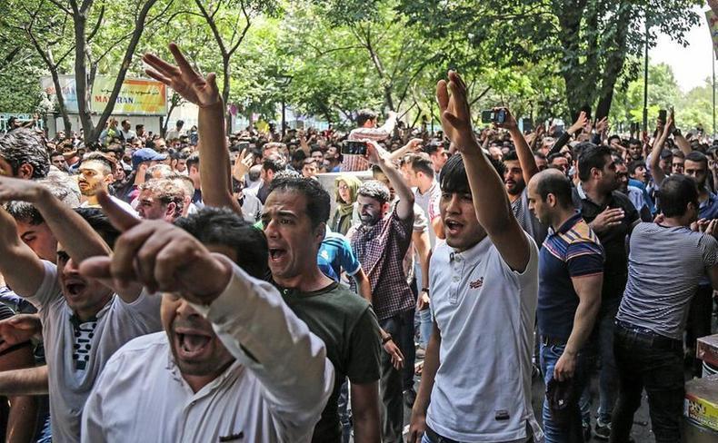 Mii de iranieni au protestat împotriva reintroducerii sancţiunilor americane contra ţării lor