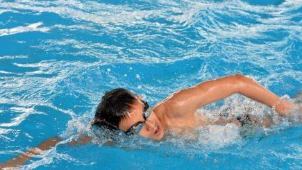 Un britanic a înotat 157 de zile în jurul Regatului Unit şi a doborât un record mondial