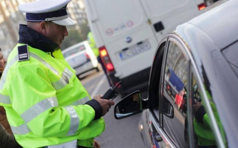 Alarmant! Un tânăr din Craiova a fost reţinut după ce a condus fără permis o maşină cu numere false
