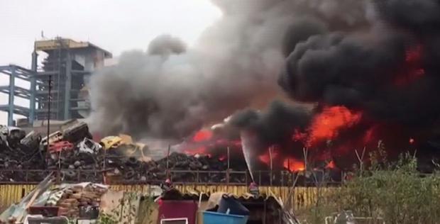ALERTĂ!  Incendiul la depozitul de maşini dezmembrate din Craiova s-a extins, ISU a mărit efectivele