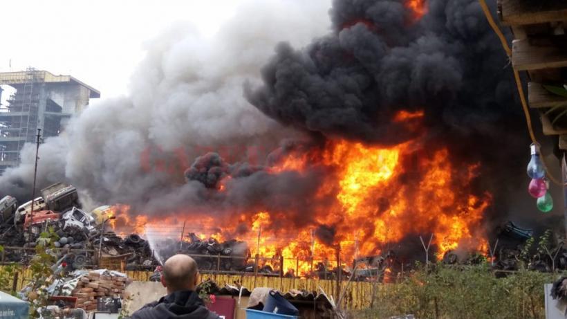 Incendiu devastator la un centru de dezmembrări auto din Craiova