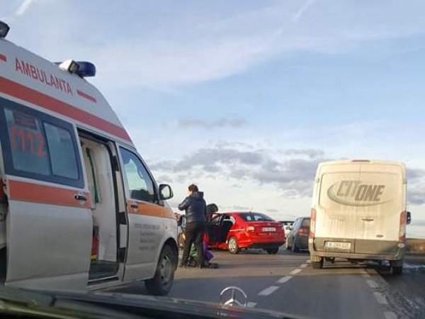 Accident teribil în Harghita: Două persoane au fost rănite după ce o ambulanţă a fost lovită de un autoturism