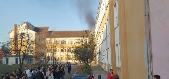 Incendiu în subsolul unui liceu din Hunedoara! Peste 800 de elevi au fost evacuaţi de urgenţă