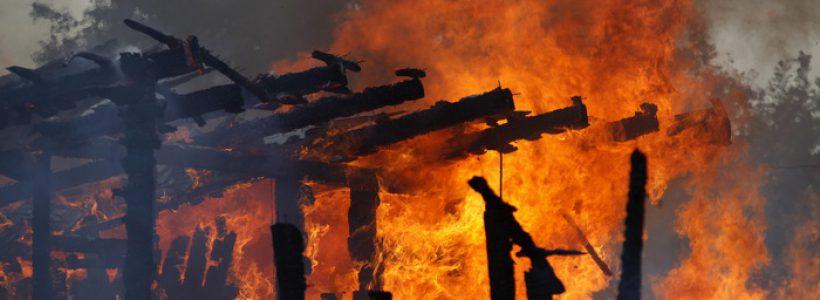Incendiu violent în cartierul de barăci din Cernavodă. O femeie a fost transportată la spital