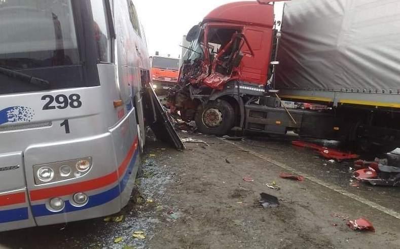 Accident TERIBIL pe DN 65, între Piteşti şi Slatina. Impact violent între un TIR și un autocar: au fost anunțate 8 victime