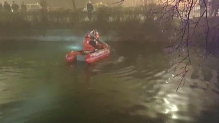 Accident GRAV în Târgu Mureş. Un tânăr a murit după ce a plonjat cu maşina în apă. Două tinere au reușit să se salveze
