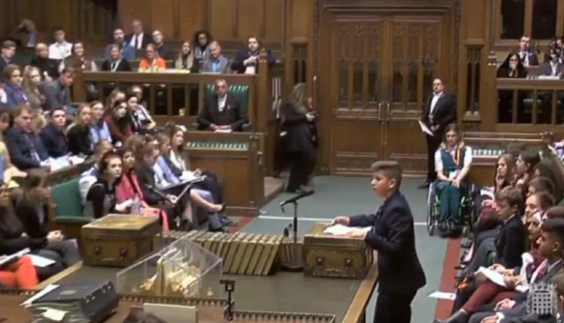 Un copil român a ridicat parlamentarii britanici în picioare, cu un discurs excepţional