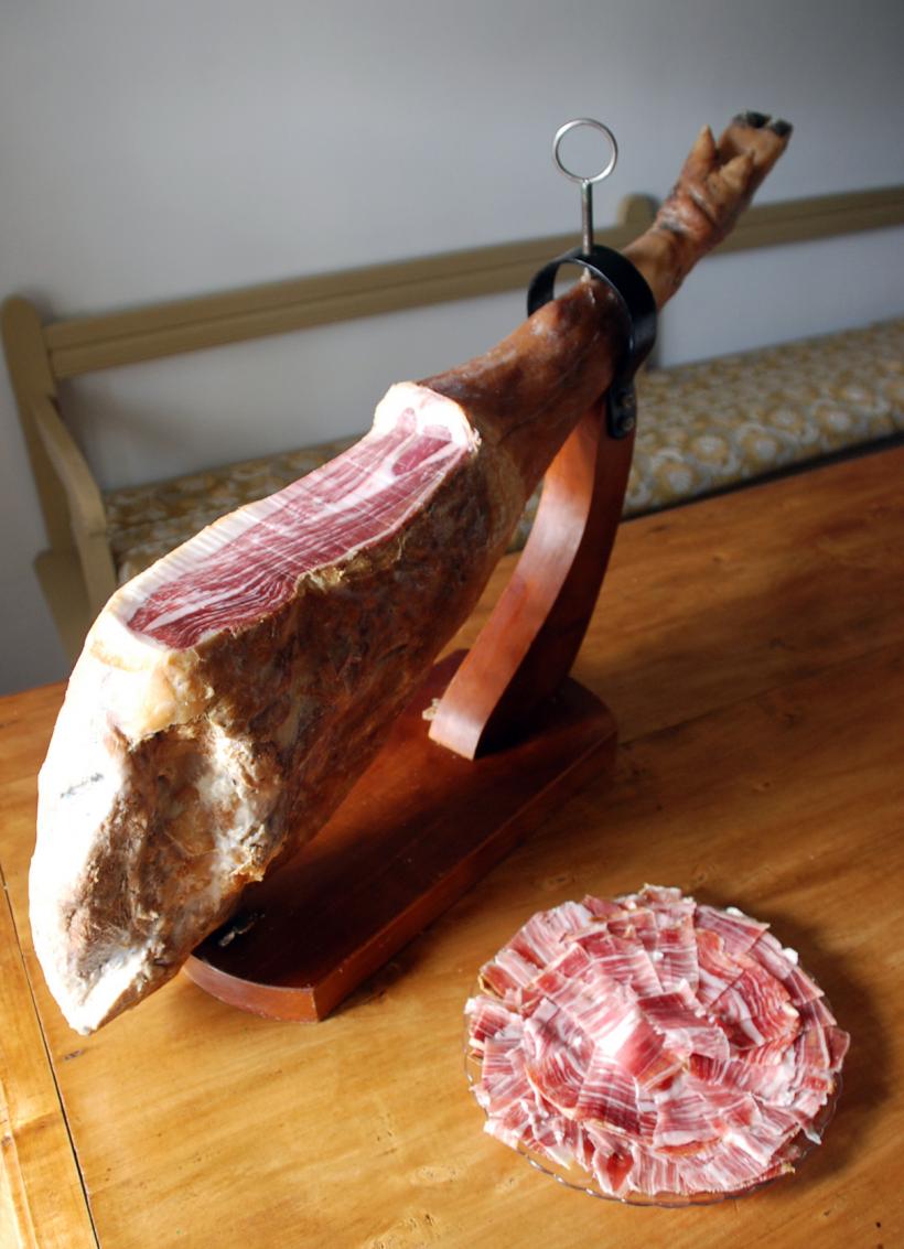 Cea mai scumpă șuncă de porc din lume se produce în Spania. O pulpă se vinde cu 4.100 de euro