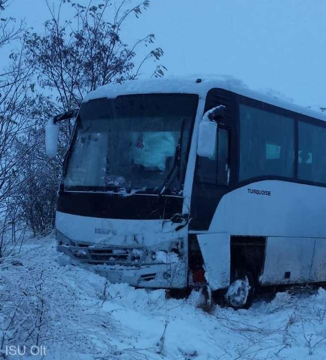 Accident între un autobuz şi un autoturism în Olt. Două persoane au fost rănite