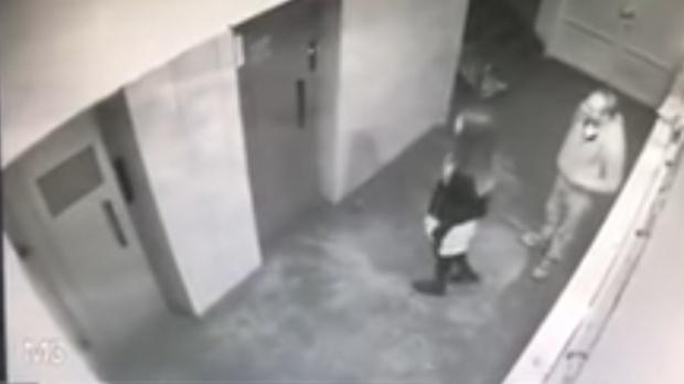 VIDEO Atac în scara blocului. Un bărbat care a agresat o fată, prins de poliţişti