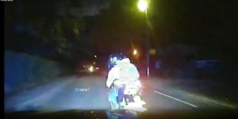 VIDEO Metodă șocantă folosită de polițiști contra hoților pe scutere