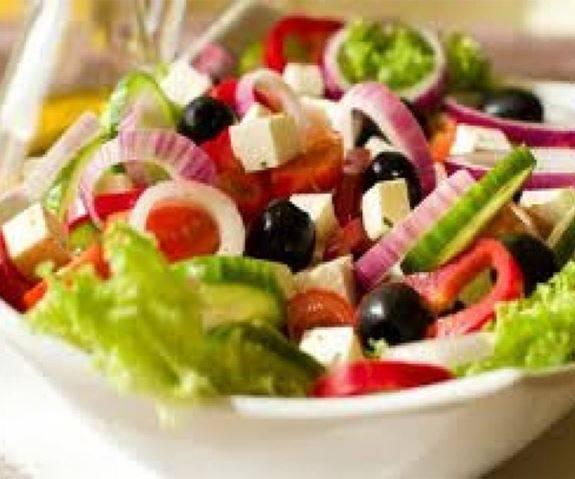 Reţeta zilei: Salata greceasca cu paste