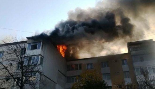 Incendiu devastator la acoperişul unui cămin de nefamilişti din Constanța