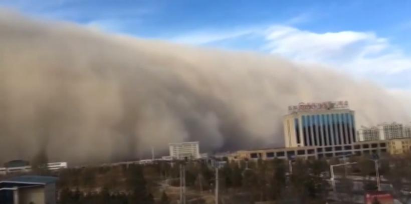 VIDEO Oraş din China, înghiţit de o furtună de nisip