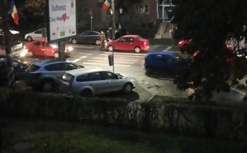 Cluj: Un bărbat cu un copil în braţe a fost lovit de o maşină, în timp ce traversa regulamentar strada