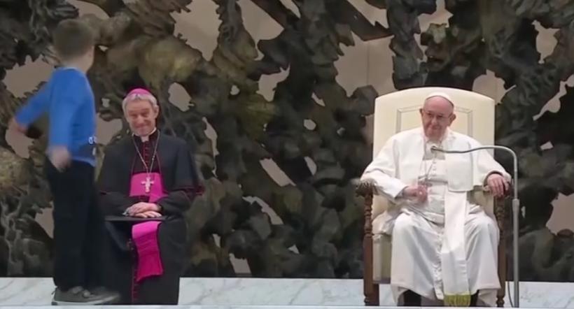 VIDEO Papa Francisc, amuzat de un băieţel neastâmpărat 