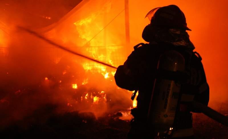 Incendiu violent la o fermă agricolă din Buzău