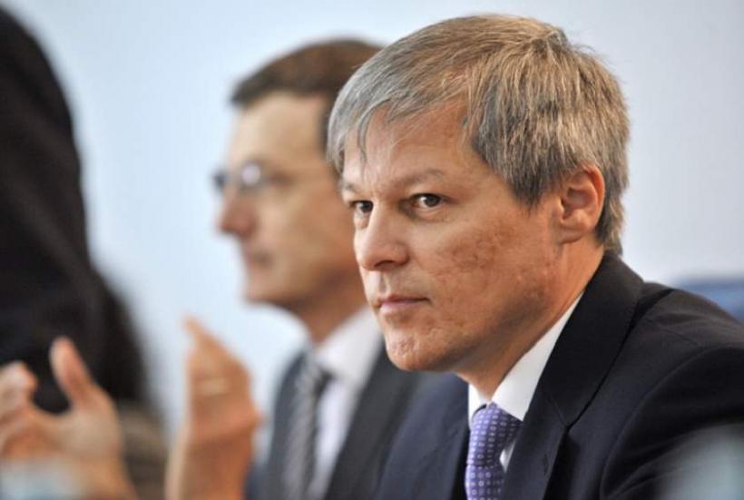 Cioloș a semnat manifestul european alături de conducătorul represiunii de pe Champs Elysee