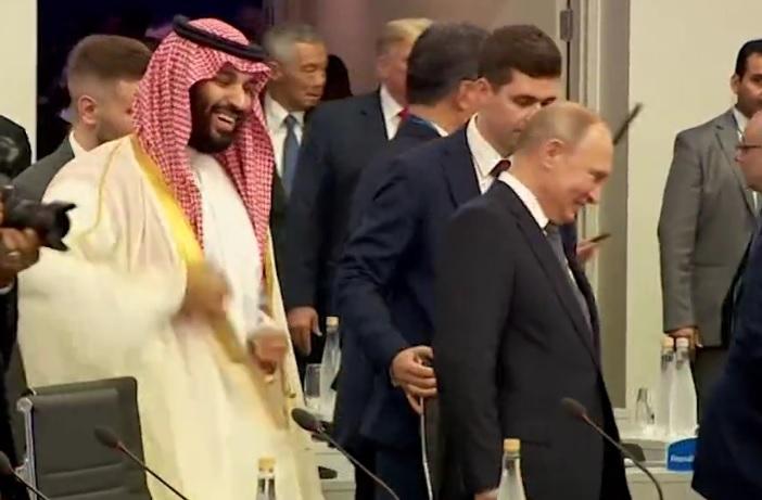 Vladimir Putin și Mohammed bin Salman sunt prieteni la cataramă. Au bătut palma și au zâmbit larg în timpul summit-ului G20
