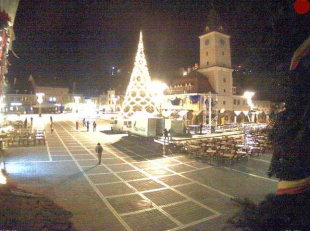 Au fost aprinse luminile de sărbători, în Brașov. Bradul 'Centenar' are 31 de metri înălţime