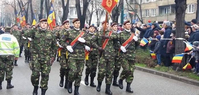 Parada militară de la Arcul de Triumf: Preşedintele Iohannis, baie de mulţime, jandarmeria, huiduită