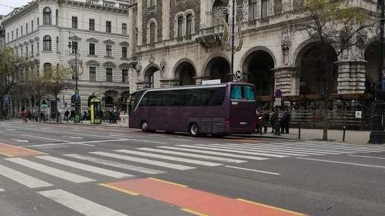 Incredibil! Un autocar plin cu copii români a fost atacat cu pietre la Budapesta