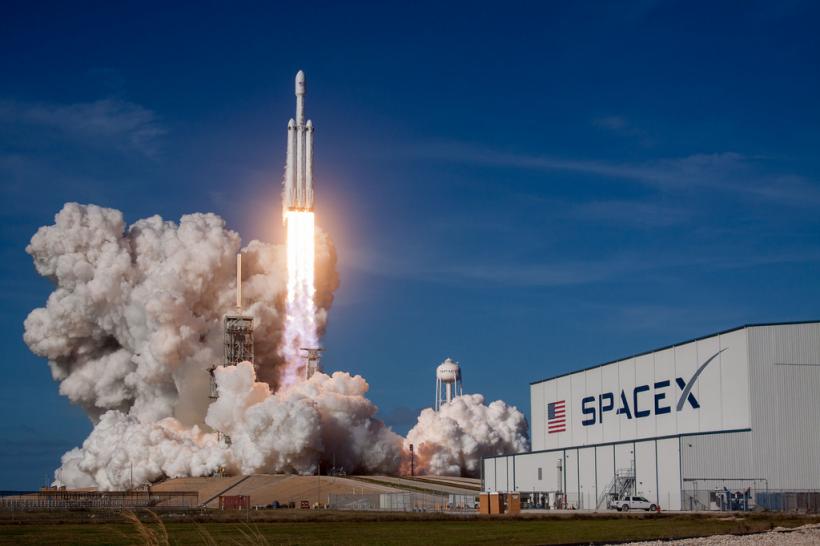SpaceX a lansat o rachetă cu 64 de sateliți la bord