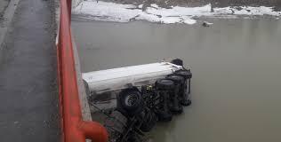 Accident teribil în Dâmboviţa: Un autocamion a derapat şi a plonjat în râul Ialomiţa