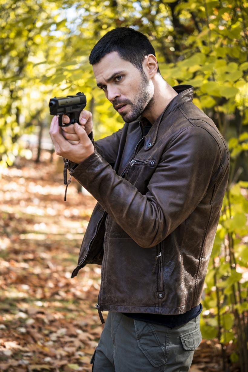 Fructul oprit sezonul 2 episodul 15. Înarmat, Alex îl amenință pe Adrian: “Ultima dată când a fost un pistol în camera asta, un om a murit” 18640991