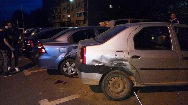Accident spectaculos în Galați. Un șofer beat a lovit trei mașini într-o parcare