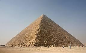 Un cuplu dezbrăcat s-a filmat pe Marea Piramidă din Giza