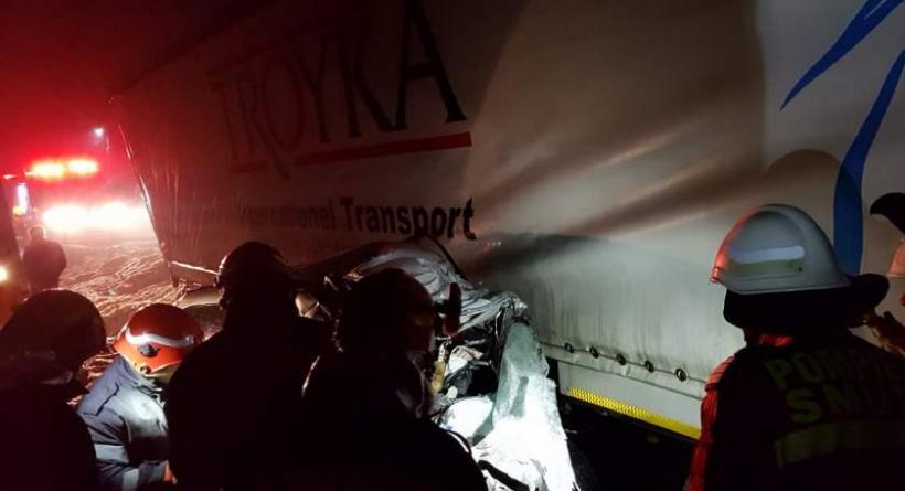 Accident TERIBIL în Suceava. 5 oameni au murit într-o mașină strivită de un TIR