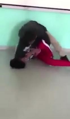 VIDEO: Un profesor și-a trântit elevul cu capul de podeaua clasei