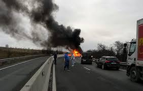 Un autotren s-a răsturnat şi a luat foc pe E60, în apropiere de Cluj