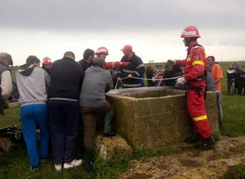 Un bărbat din Bihor a fost salvat de pompierii, după ce a căzut în fântâna din curtea casei