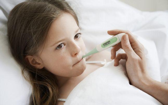 Febra albă la copii – când apare și ce poți face ca să scapi de ea