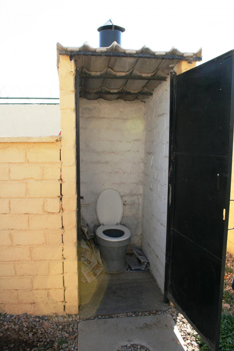 O fetiță s-a dus la poliție pentru că tatăl ei nu s-a ținut de cuvânt că îi va construi o toaletă