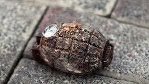 Descoperire incredibilă în Vaslui: O bombă de aruncător, găsită de un cetăţean care făcea săpături în curte