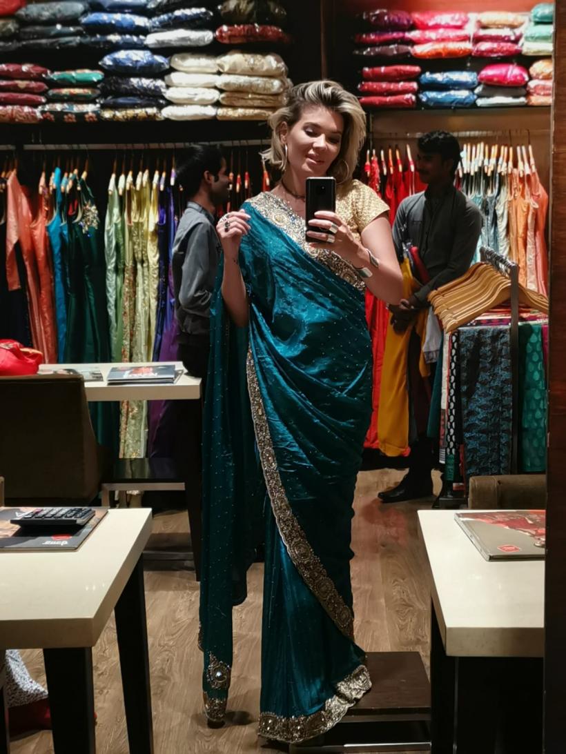 Gina Pistol îndrăgostită de sari-urile indiene